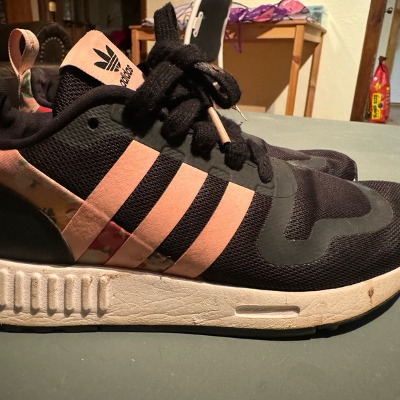 Women’s Size 5 Adidas NMD Shoes - Limited Floral Pattern - Picture 3 of 11